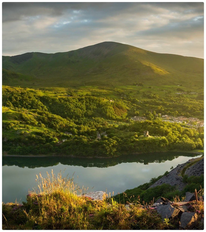 DaveKitsonPhoto's tweet photo. @DavidRFlower @chrispikzphoto @KieranSuddaby Golden hour, from side light to last light, in Snowdonia #goldenhour #snowdonia #bestlight https://t.co/iKZWyfjEBx