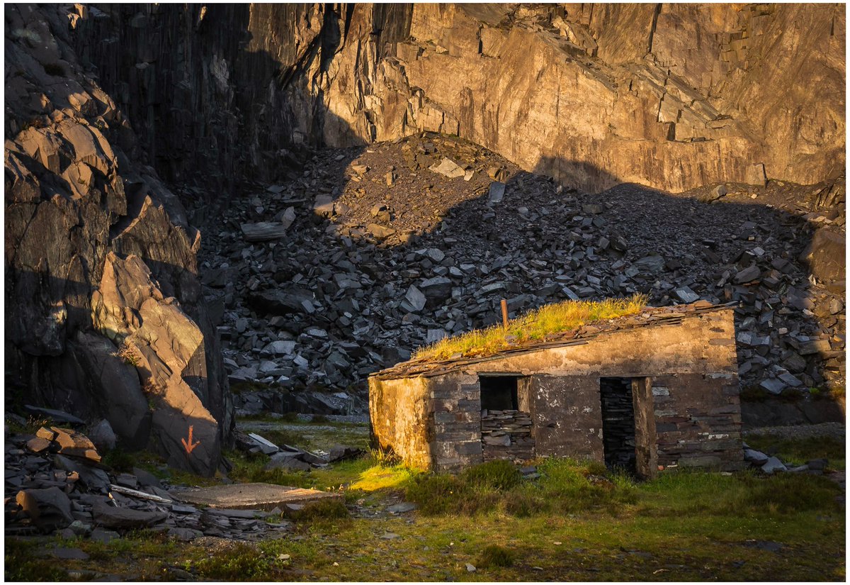 DaveKitsonPhoto's tweet photo. @DavidRFlower @chrispikzphoto @KieranSuddaby Golden hour, from side light to last light, in Snowdonia #goldenhour #snowdonia #bestlight https://t.co/iKZWyfjEBx