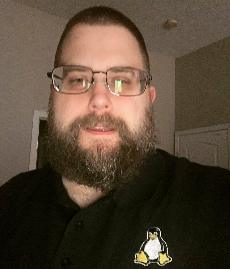 ki4rex's tweet image. Wearing a #tux to work today. #linuxhumor instagr.am/p/CTUatnZLk_fv…