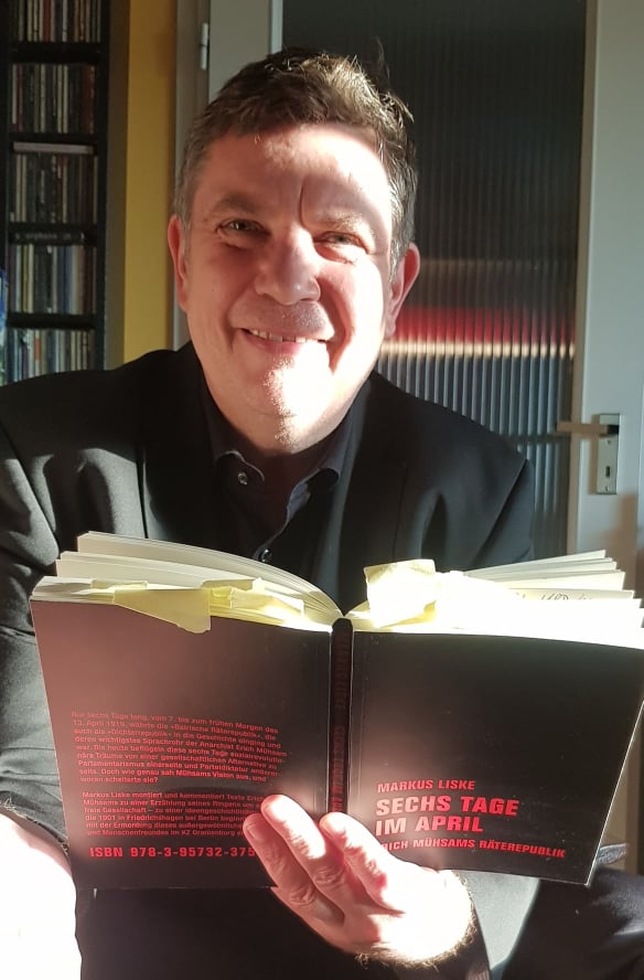 verbrecherei's tweet photo. Dieser freundliche Herr, @MarkusLiske, stellt morgen im JAZ e.V. zu Rostock seinen Band "Sechs Tage im April. Erich Mühsams Räterepublik" vor.
Mehr zum Buch: https://t.co/vjf4ucOIUB
Mehr zur Veranstaltung: https://t.co/ugf4lPlo2k
#erichmühsam #markusliske https://t.co/EP8LMVwAoq