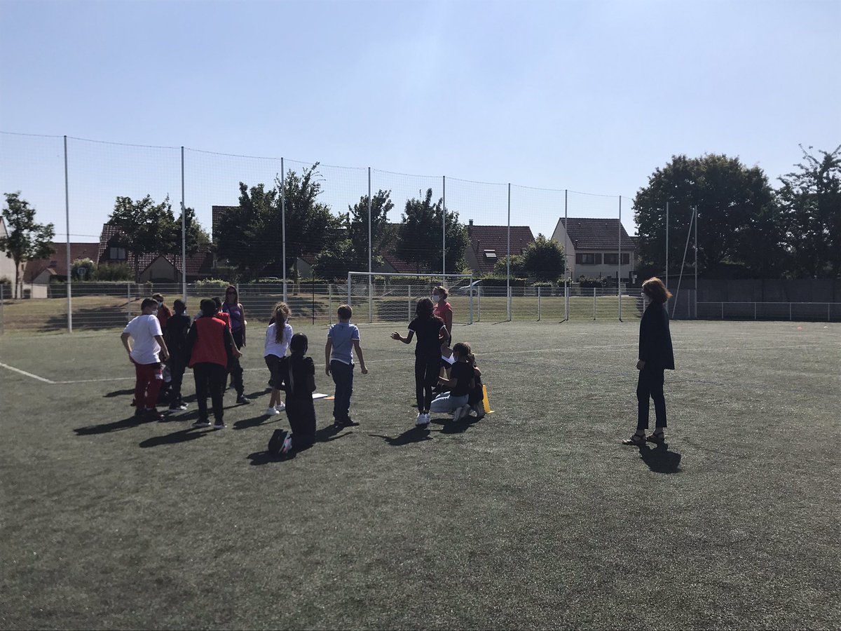 collegecamus91's tweet photo. Rentrée de nos élèves de 6eme aujourd’hui. De beaux sourires derrière les masques ! Quel plaisir de faire connaissance par cette belle journée d’été qui se conclue avec quelques activités sportives !!!⛹️🏀💪🏻😊Bravo aux élèves et 🙏 aux équipes pour cette super organisation ! https://t.co/tOOMYT4dST