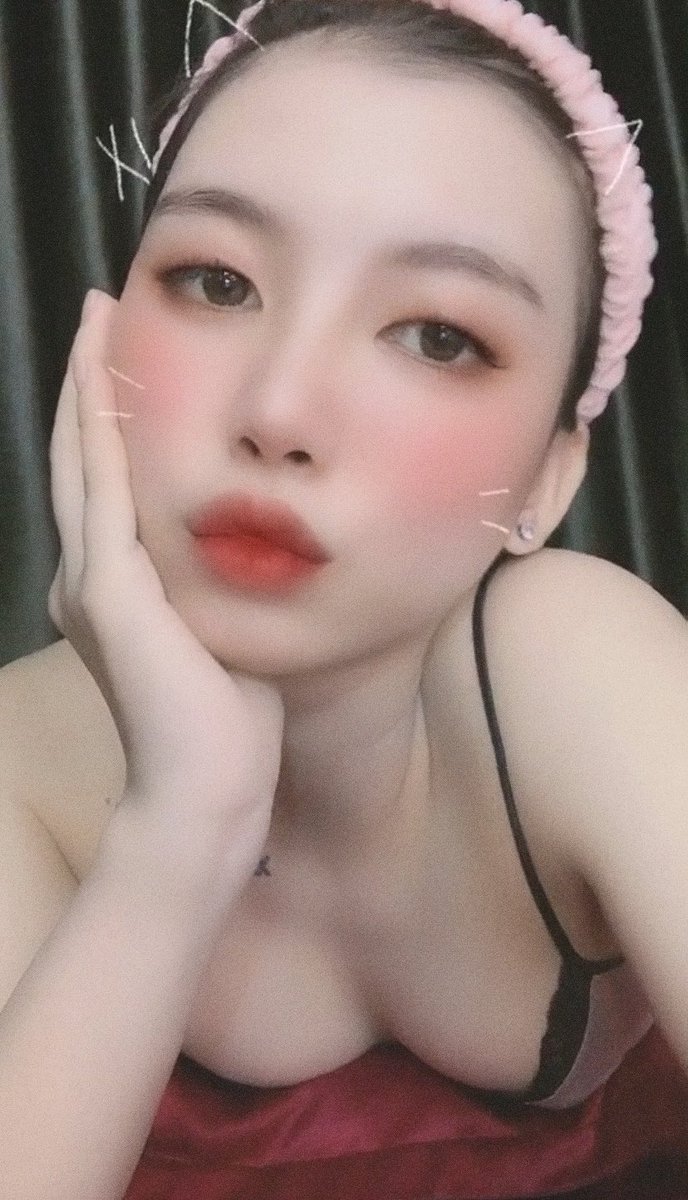 老公我饿了，能把你的肉棒借我吃几口嘛🙈，我就轻轻咬几下，你要忍住哈，可不许射我的嘴里哦😆 #反差婊 #骚货 #母狗 #露出 https://t.co/AJJmfF69un
