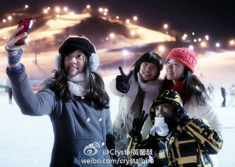 deryfeed's tweet photo. small hendery and his three sisters https://t.co/5ESgeCJCcQ