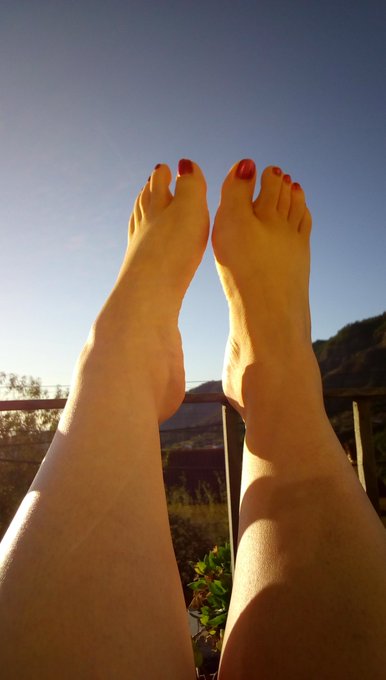 A good day starts with sunshine and a blue sky ☀️💞👣
#barefootandawesome #Feet #feetcommunity #feetfreak