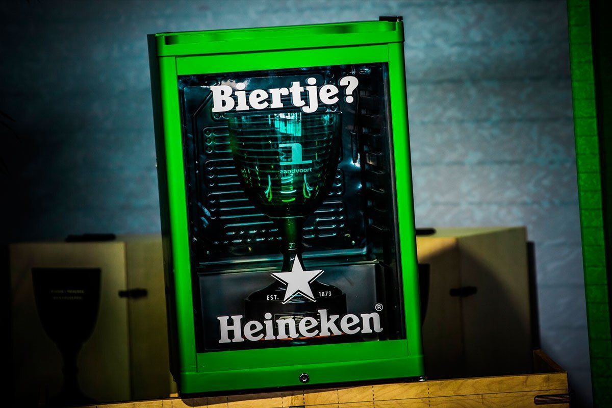 NoGripF1's tweet photo. The trophy received by the winner of the #DutchGP 🇳🇱 is a design made by Piet Boon who was inspired by those awarded in 1939. 

The most interesting thing about this trophy is that it is the first trophy made entirely from recycled materials.

#F1 #Formula1 https://t.co/c4pp8rs6vj