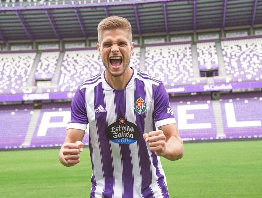 queiras3's tweet photo. ¡Empieza una nueva etapa en mi vida! Estoy muy feliz y con muchas ganas de dar lo mejor de mí en esta aventura en el @realvalladolid ¡Gracias por tu confianza y vamos a por todo! JUNTOS 💜🙌🏼 #AúpaPucela https://t.co/SspNHZJN3J