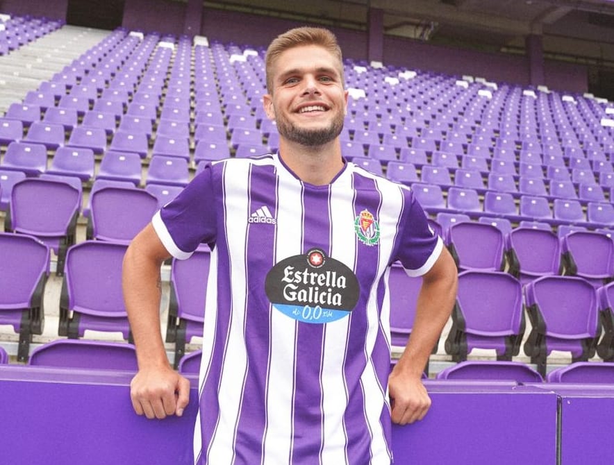 queiras3's tweet photo. ¡Empieza una nueva etapa en mi vida! Estoy muy feliz y con muchas ganas de dar lo mejor de mí en esta aventura en el @realvalladolid ¡Gracias por tu confianza y vamos a por todo! JUNTOS 💜🙌🏼 #AúpaPucela https://t.co/SspNHZJN3J