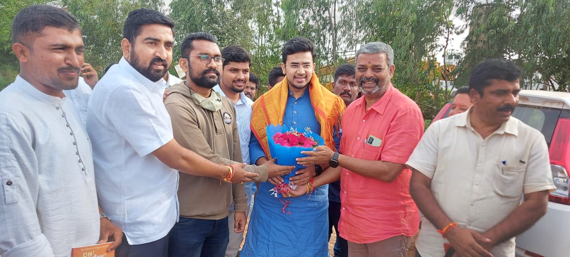 DrmallikarjunB3's tweet image. ಬಿಜೆಪಿ ಯುವ ಮೋರ್ಚಾ ರಾಷ್ಟ್ರೀಯ ಅಧ್ಯಕ್ಷರು,ಸಂಸದರು ಆದ ಶ್ರೀ ತೇಜಸ್ವೀ ಸೂರ್ಯ ಅವರನ್ನು ಪಕ್ಷದ ಮುಖಂಡರು ಹಾಗೂ ಕಾರ್ಯಕರ್ತರೊಂದಿಗೆ ಹುಬ್ಬಳ್ಳಿಗೆ ಸ್ವಾಗತಿಸಲಾಯಿತು.
@Tejasvi_Surya