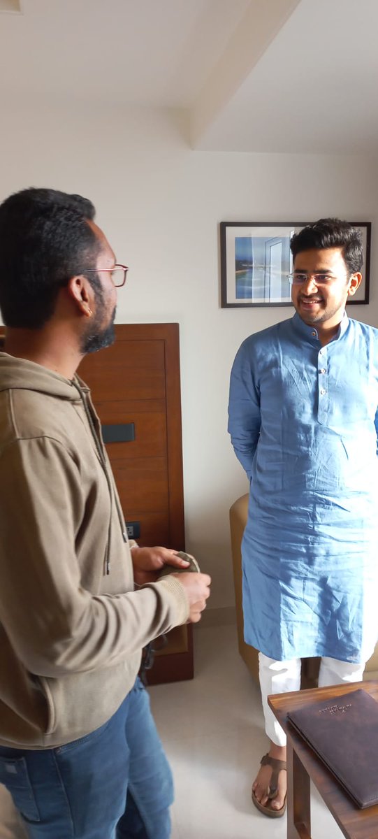 DrmallikarjunB3's tweet image. ಬಿಜೆಪಿ ಯುವ ಮೋರ್ಚಾ ರಾಷ್ಟ್ರೀಯ ಅಧ್ಯಕ್ಷರು,ಸಂಸದರು ಆದ ಶ್ರೀ ತೇಜಸ್ವೀ ಸೂರ್ಯ ಅವರನ್ನು ಪಕ್ಷದ ಮುಖಂಡರು ಹಾಗೂ ಕಾರ್ಯಕರ್ತರೊಂದಿಗೆ ಹುಬ್ಬಳ್ಳಿಗೆ ಸ್ವಾಗತಿಸಲಾಯಿತು.
@Tejasvi_Surya