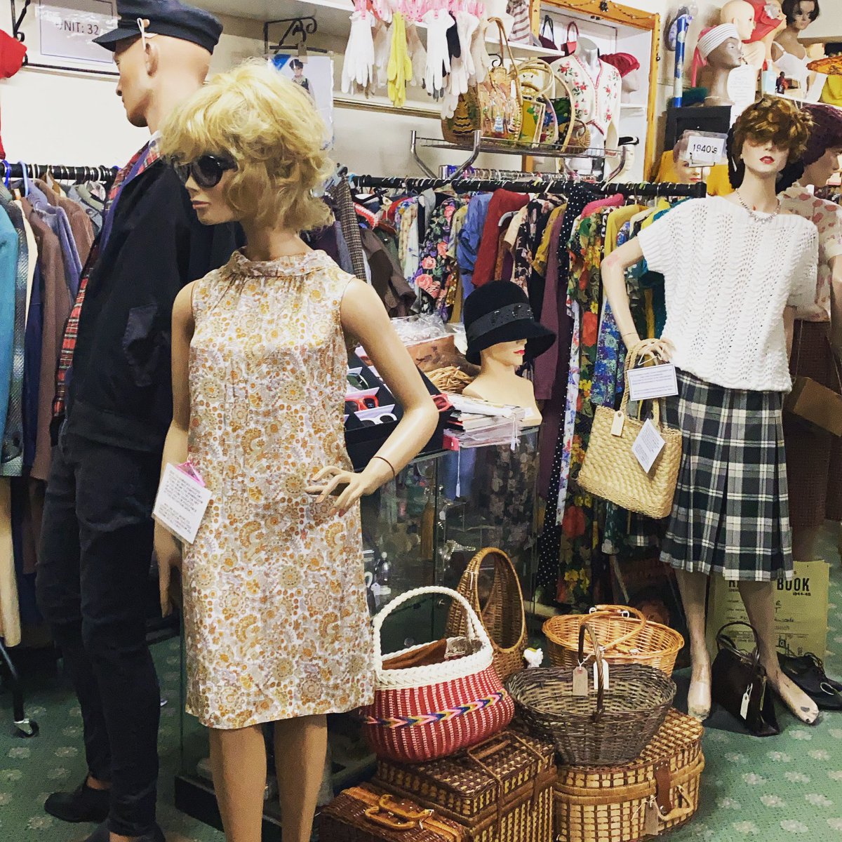astraantiques's tweet photo. The vintage folk will be here until 5pm #vintageclothes #retroclothes #vintagebags #vintagehats #vintageaccessories #astraantiquescentre #hemswell #lincolnshire https://t.co/Ar5pY4Q5Zv