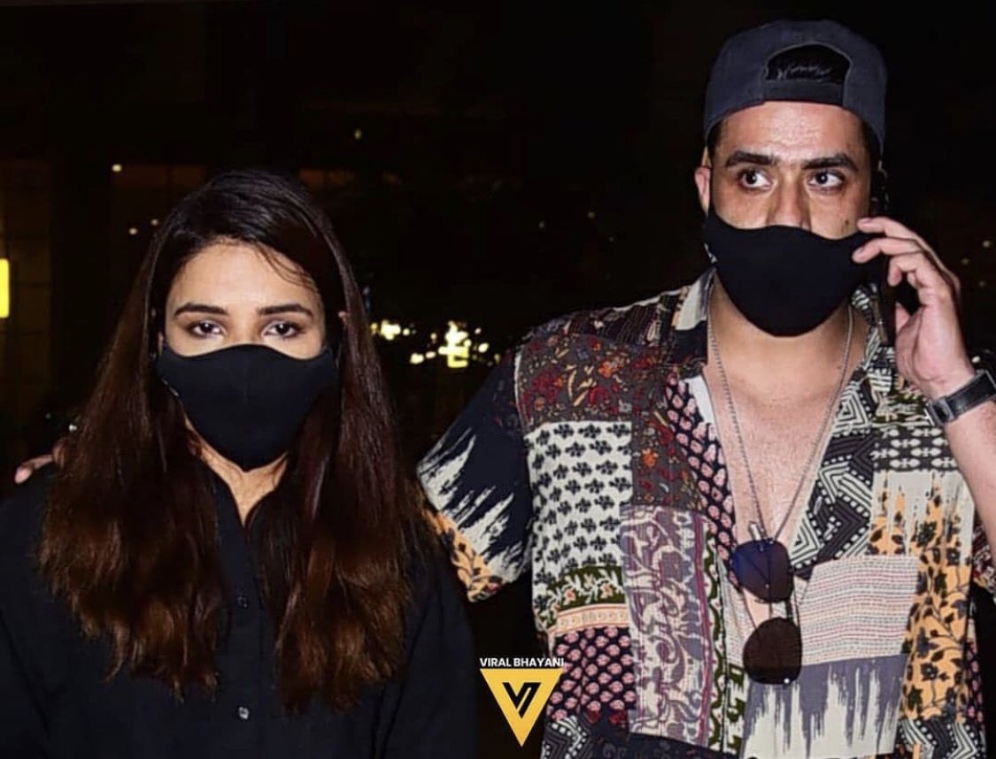 JaslyUniverse's tweet image. Jasmin face says she has cried and is shock 😔💔😭

#JasminBhasin 
Broken heart 💔😭
#SiddharthShukla #SiddharthShuklaRIP