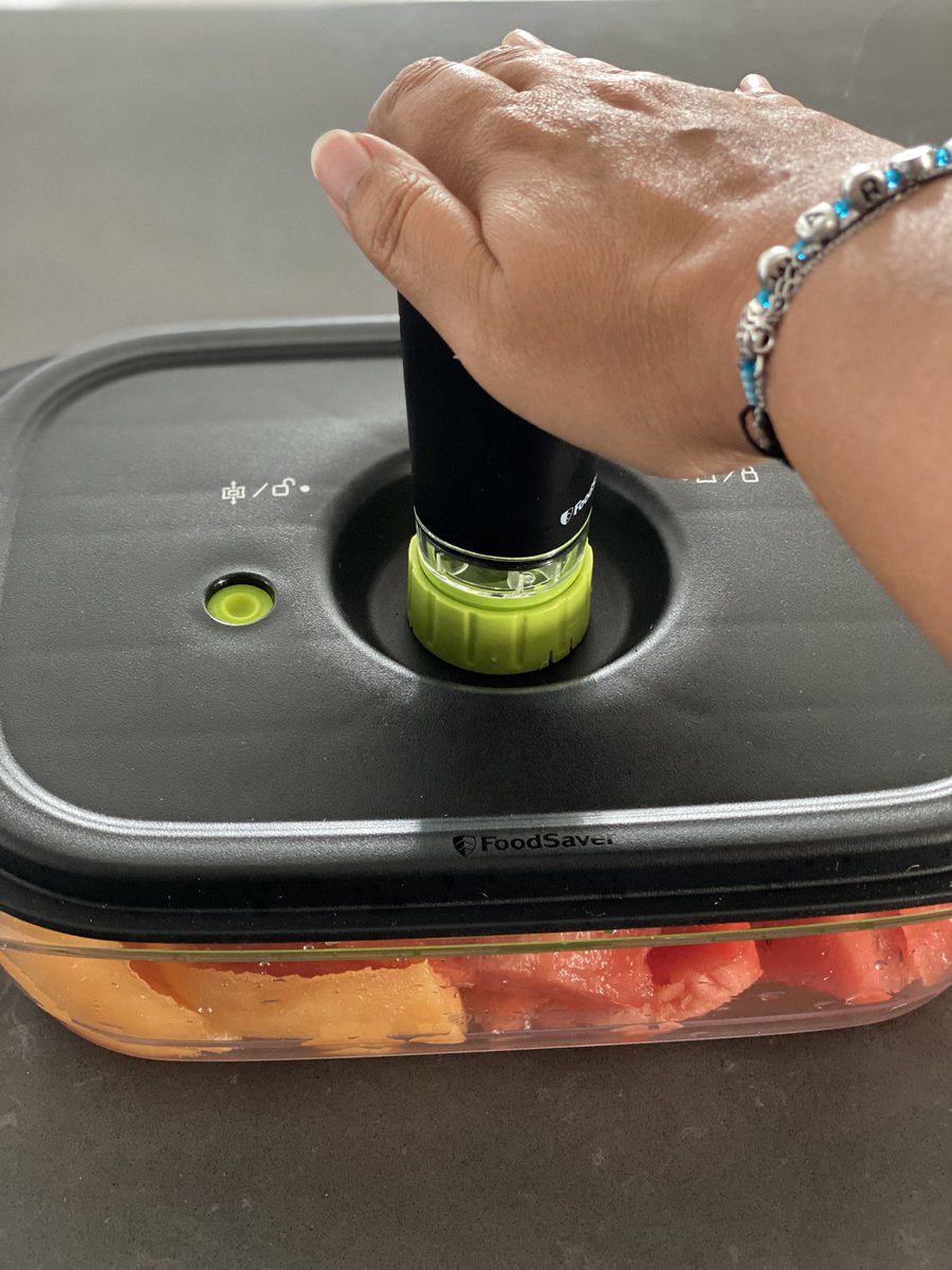 severineegea's tweet photo. #foodsaver permet de conserver les aliments 5x +longtemps! Il faut mettre des produits frais (pas d’oignon,d’ail,pas fromage persillé pâte molle) pour les choux il faut les blanchir avant de les mettre sous vide. @Demooz_Fr @FoodSaver #itrybeforeyoubuy #ambassadeurnewellbrands https://t.co/oGmBKkKbST