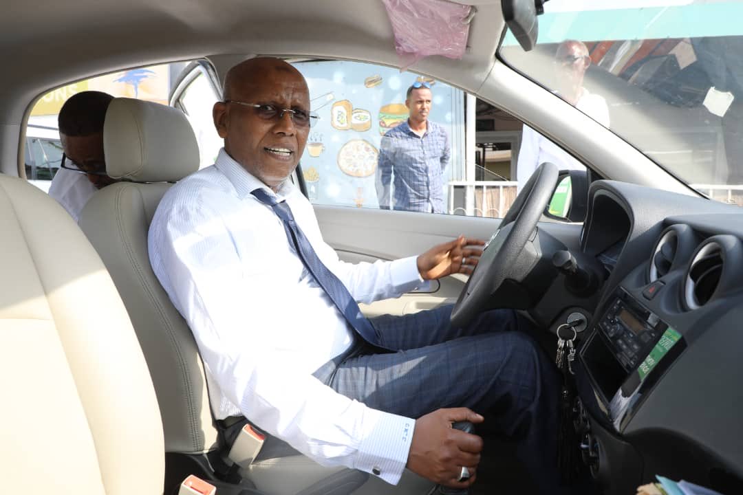 Ilyasdawaleh's tweet photo. Cet après, J’ai eu la chance de conduire ma première voiture électrique à #Djibouti. Elle appartient à un de mes collaborateurs qui est un grand défenseur de #Environnement. Vivement la commercialisation inchaallah https://t.co/X1tsOtiv7S