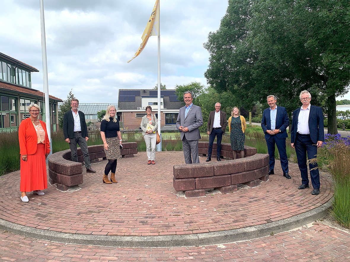 Naktuinbouw's tweet photo. Vanmiddag kennis gemaakt met gedeputeerden en ambtenaren van @ProvincieNH @zuid_holland tijdens werkbezoek bestuur @GreenportA. Na toelichting op het werk van Naktuinbouw brachten zij een bezoek aan ons Variety Center. Hartelijk dank voor jullie komst en inzet voor #tuinbouw https://t.co/yPnHbW32Jl