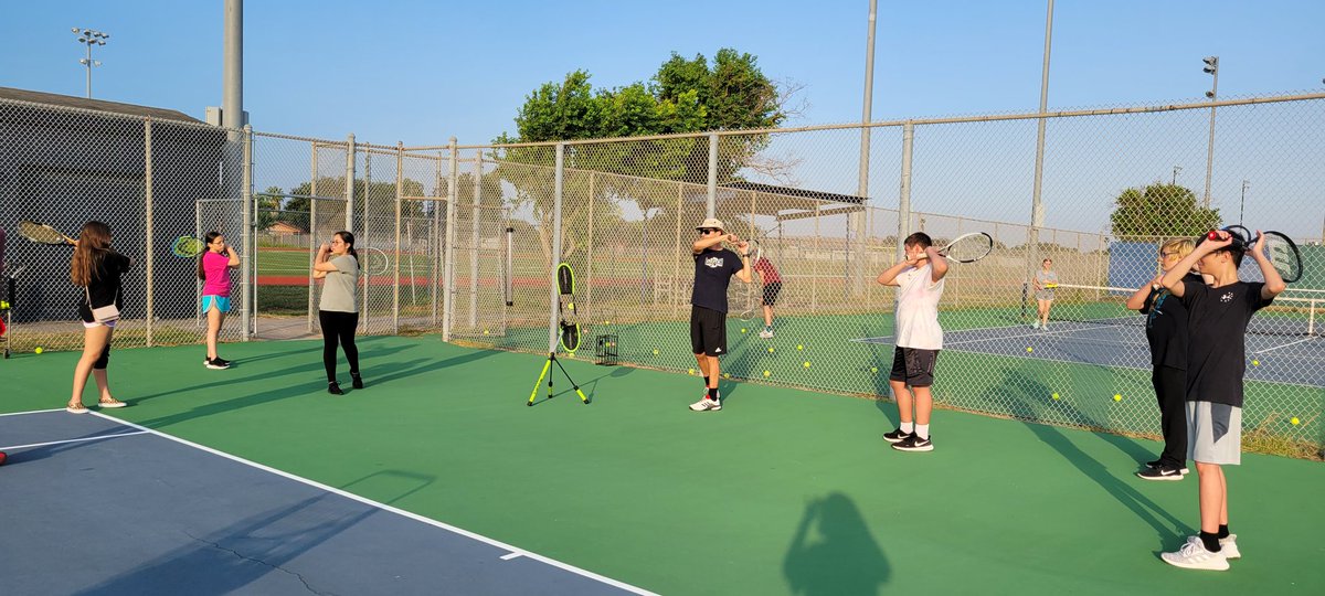 carroll_tennis's tweet photo. Freshman forehand clinic with Coach Lightsey this morning
#CarrollTigerTennis #CTC212 https://t.co/MQXegZmCil