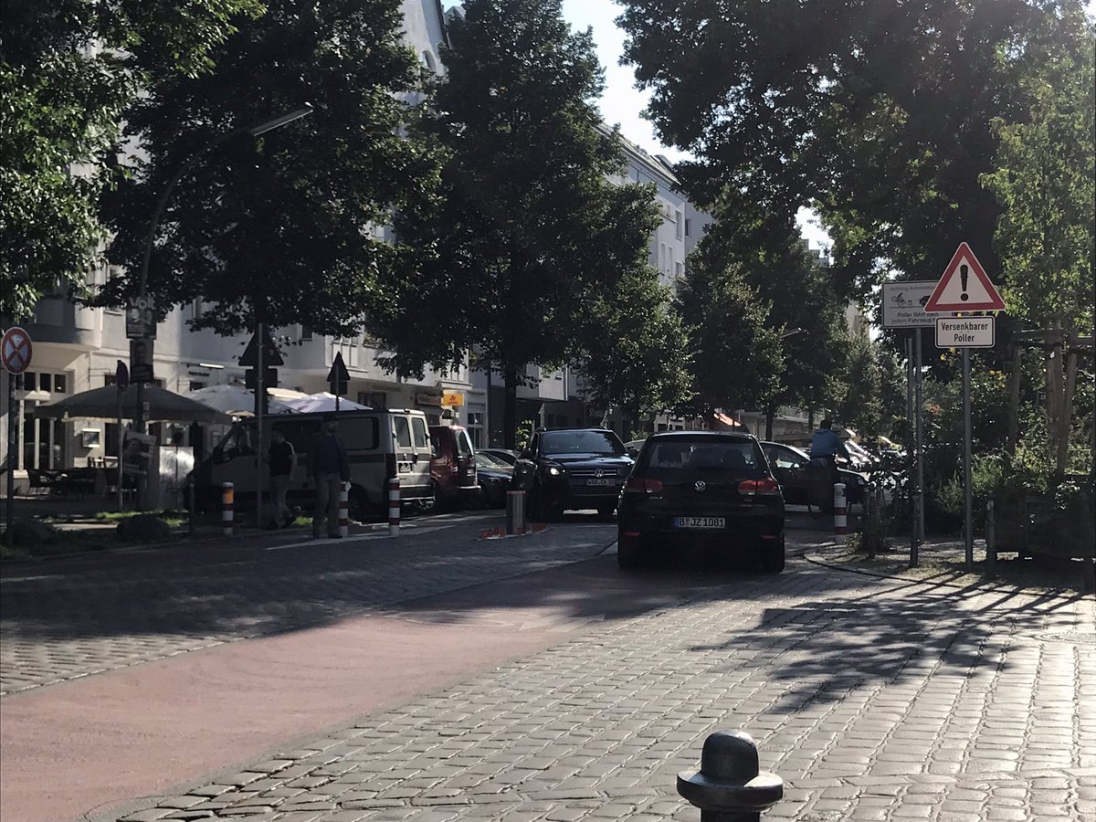 Ah, die Nur-Mal-Eben sind in der #Fahrradstrasse zurück.  #körtestr #elterntaxi #autokorrektur <a href="/MonikaHerrmann1/">Monika Herrmann 🚴🔥💚</a> Parkverbot interessiert auch niemanden mehr.