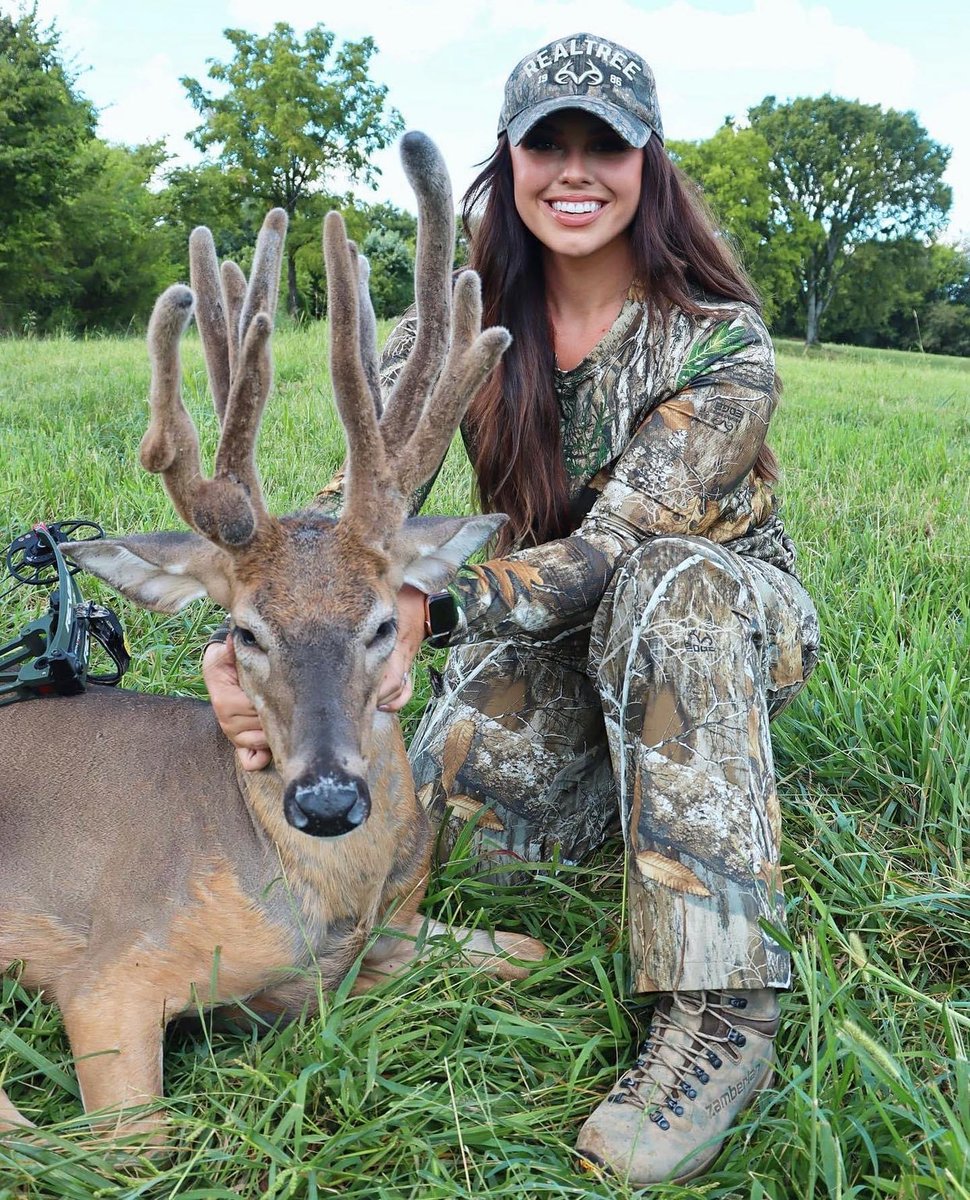 Realtree's tweet photo. The Tennessee velvet season this past weekend with Katie Van Slyke-Mabry 🦌 Buck she nicknamed The Funky Buck!

Have you ever seen a buck like this?! https://t.co/OWl9BF2ck4