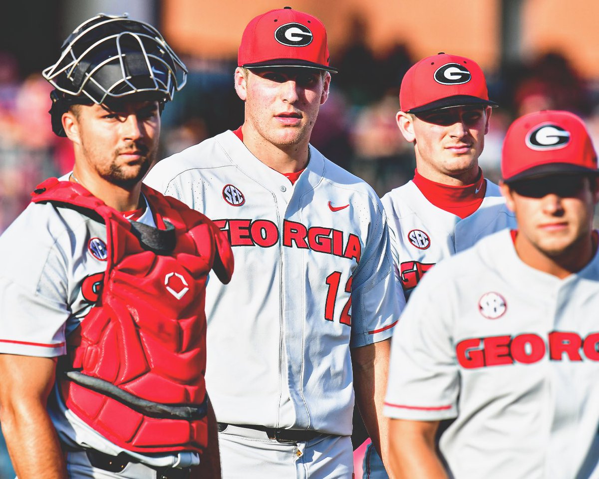 𝐂𝐀𝐏𝐓𝐈𝐎𝐍 𝐓𝐇𝐈𝐒: What are they looking at? #TBT | #GoDawgs