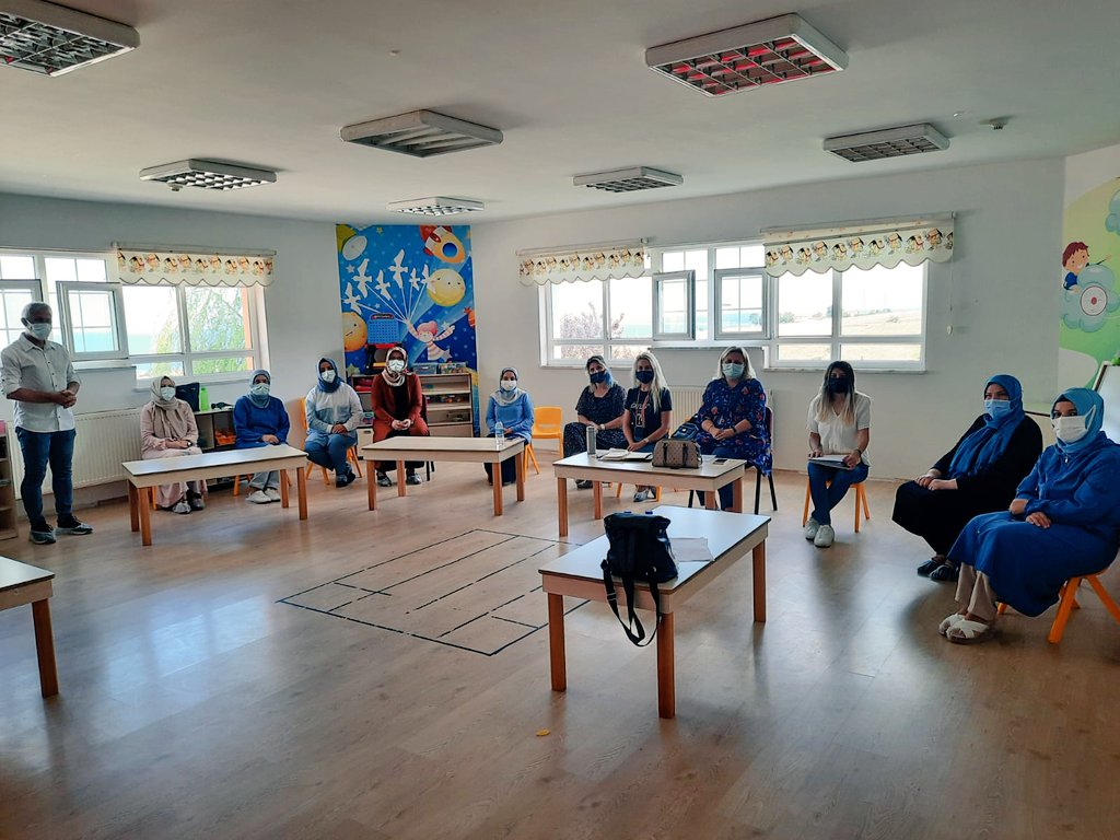 2021-2022 Eğitim Öğretim Yılı Mesleki Eğitim Çalışmaları kapsamında, okul rehber öğretmenimiz tarafından tüm öğretmenlerimize Psikososyal Destek Programı Kapsamında "Salgın Hastalık Sonrası Psikolojik Sağlamlığı Güçlendirmek" konulu eğitimler verildi.