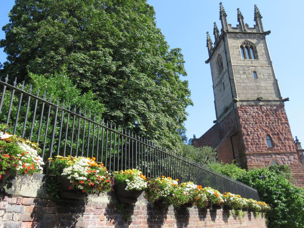 We're loving the #summer colour from the <a href="/ShrewsBloom/">Shrewsbury in Bloom</a> flower inserts along Fish Street in #Shrewsbury.
<a href="/HOEInBloom/">HoE In Bloom</a> 
<a href="/The_RHS/">The RHS</a> 
#ourbloom