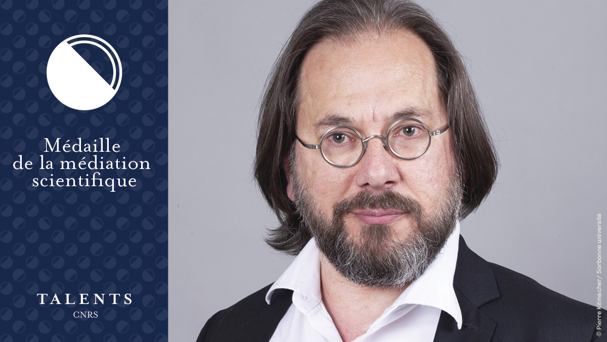 #TalentsCNRS | Depuis plus de 20 ans et auprès de publics très variés, Jean-Michel Courty (<a href="/jmcourty/">Jean Michel Courty</a>) donne à voir la physique dans ce qu’elle a de plus accessible à travers une activité intense en #médiationscientifique et en communication. 🧑‍🔬

➡️ cnrs.fr/fr/personne/je…