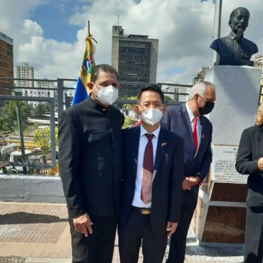 jlberroteran's tweet photo. Hoy 02/09/21se cumple el 76 aniversario de la conmeracion de la declaración de la independencia de Viet Nam.
En compañía del Excelentísimo Embajador Le Viet Duyen asistimos a las ofrenda floral ante el Monumento de Ho Chi Minh en la Av. Bolivar y en el Mausoleo del Libertador. https://t.co/gB9NDpUsmz