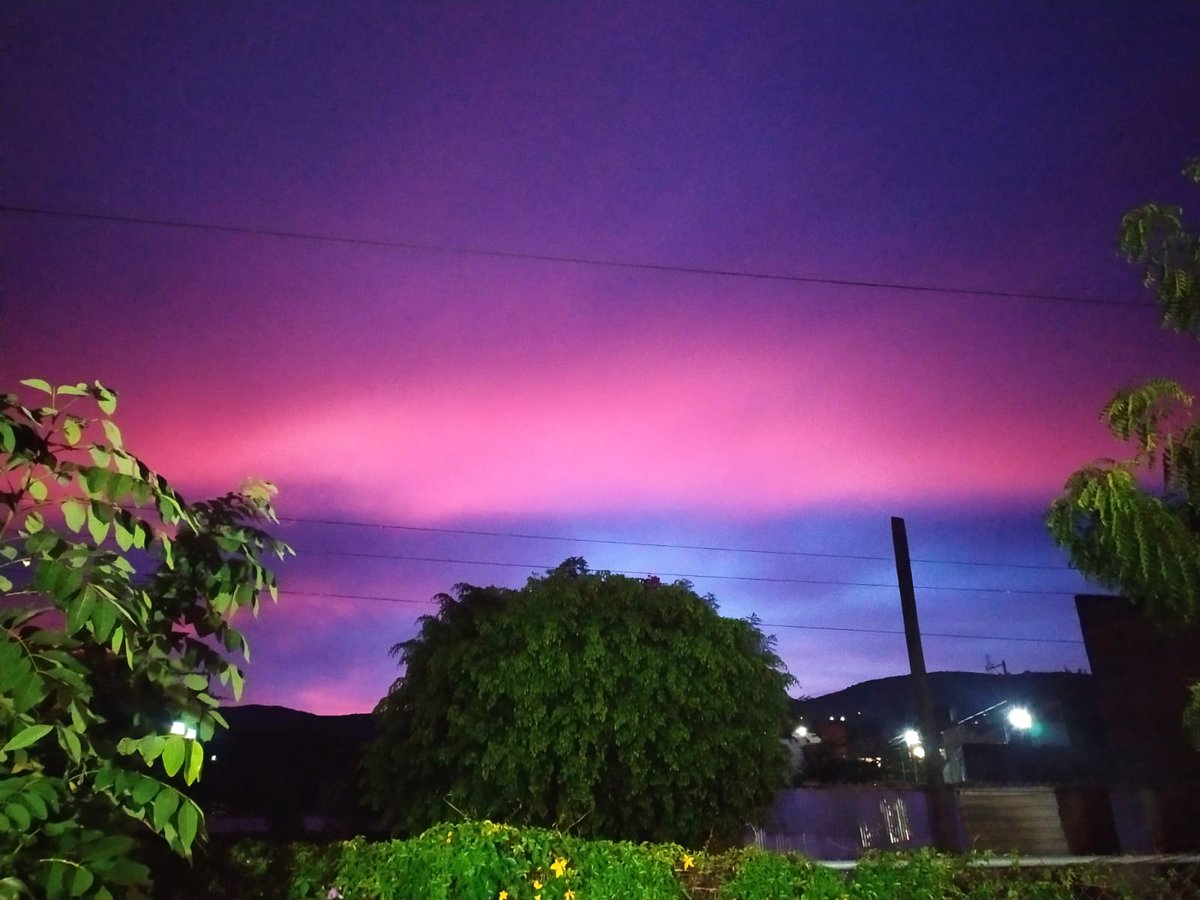 Qué  bella combinación que nos regala la naturaleza en este amanecer en Oaxaca. <a href="/mendezraq/">RAQUEL MÉNDEZ AVALOS</a> #AlaireconPaola #climaalaire pic.x.com/AGYAocY72P