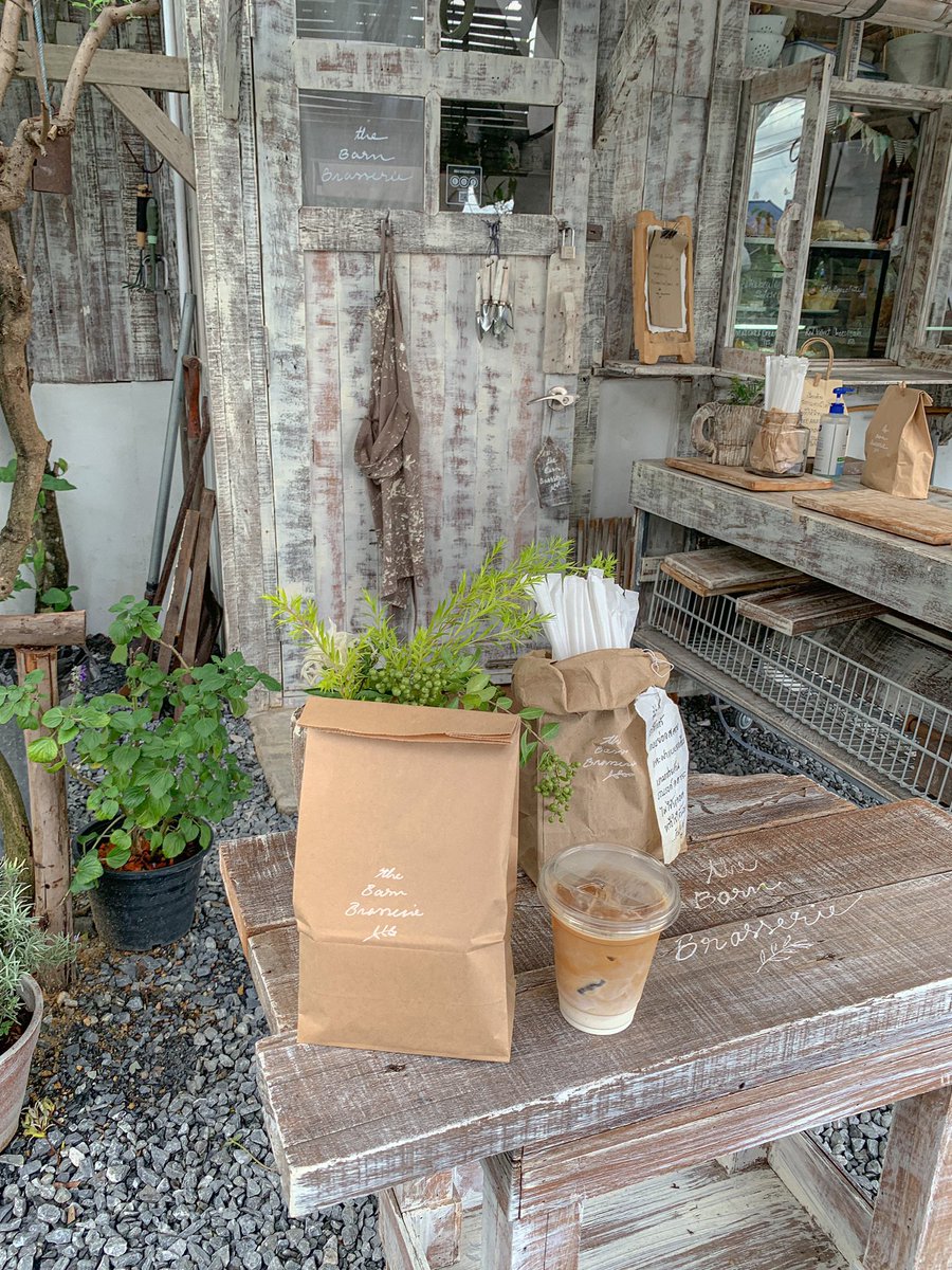 nannaesp's tweet photo. 𝚝𝚑𝚎 𝚋𝚊𝚛𝚗 𝚋𝚛𝚊𝚜𝚜𝚎𝚛𝚒𝚎 🌾🪴

คาเฟ่สไตล์ โรงนา ย่านบางกรวย นนทบุรี ตัวร้านน่ารัก ไม่ขัดสีขาว ต้นไม้รอบร้าน น่ารักมุบมิบ บอกไม่ถูก น้ำก้ดี ขนมคืออร่อยม๊ากกก ชอบมาก ใครผ่านไป แวะด้วยนะ ไม่งั้นพลาดจ้ะ 🥖🪵🐿🐛🪴🌱

- บางกรวย นนทบุรี
- มีที่จอดรถ 
@aroii  #คาเฟ่นนทบุรี https://t.co/Ib69T41shY