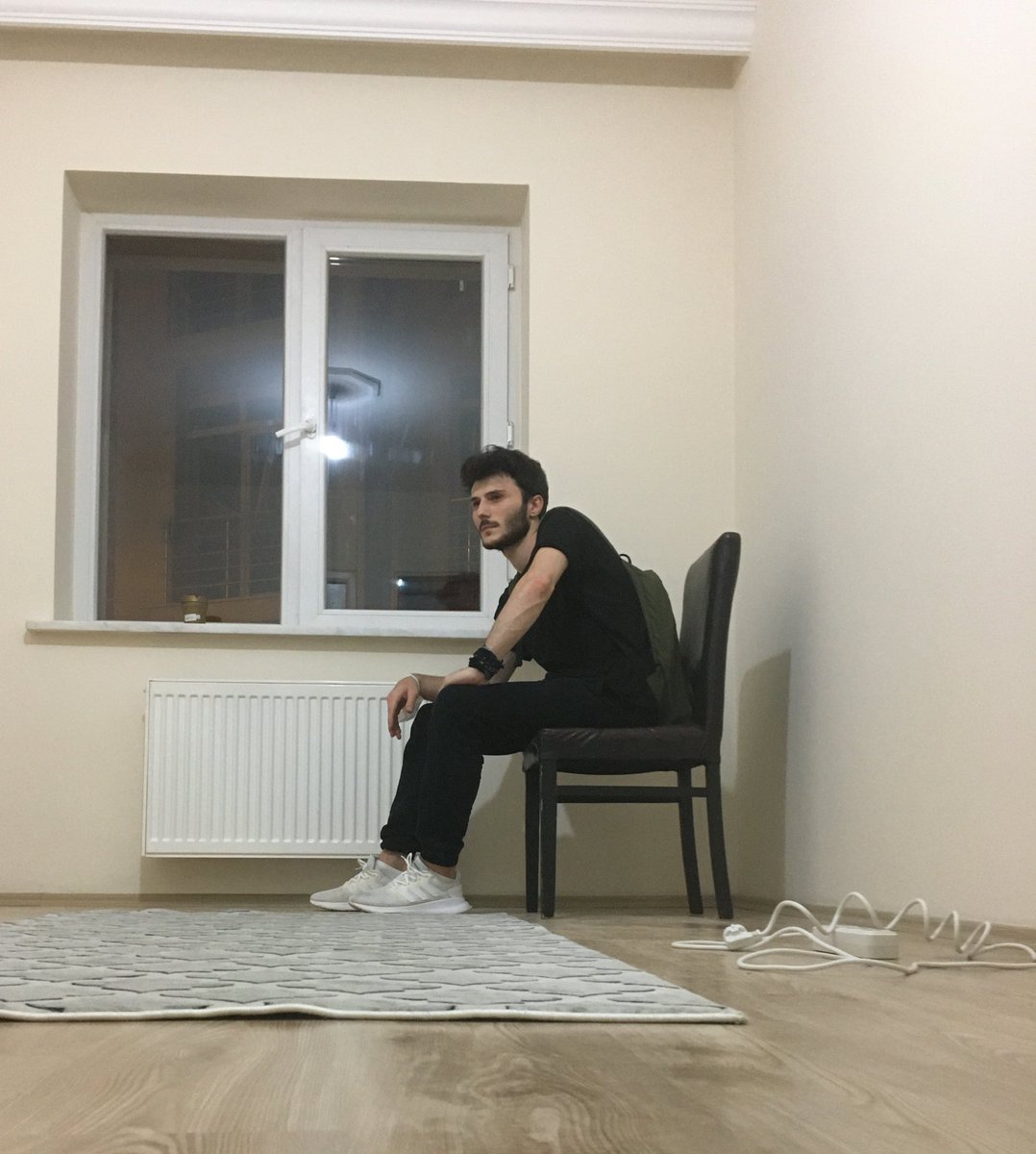 ev tuttuktan sonra içine esya bulamayınca beni sıfat ül tekli koltukta duvara karşı eşgal