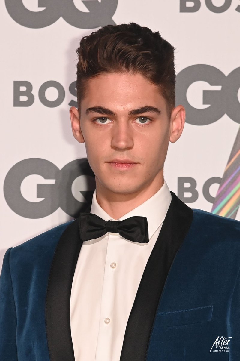 AfterBRMidia's tweet photo. #HeroFiennesTiffin | Galeria atualizada com as fotos de Hero na 24ª edição do “Men of the Year” da GQ, em Londres.

📸 HQs: https://t.co/TNPCQhWMfw https://t.co/y39pqraPjv