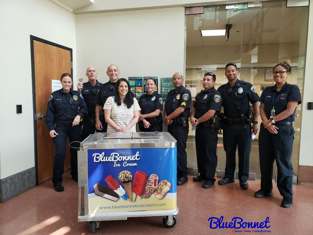 BlueBonnetDSD's tweet photo. We love our Irving PD!

Thank you to the Irving Citizens Police Academy Alumni Association for partnering up with us and treating the Irving PD to some delicious ice cream! We hope everyone enjoyed it! #irvingpd #bluebonnetdsd https://t.co/n1scdlYGCe