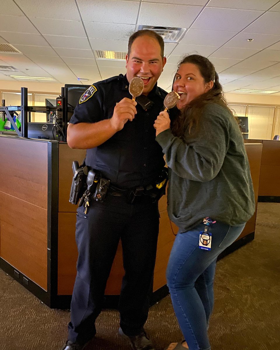 BlueBonnetDSD's tweet photo. We love our Irving PD!

Thank you to the Irving Citizens Police Academy Alumni Association for partnering up with us and treating the Irving PD to some delicious ice cream! We hope everyone enjoyed it! #irvingpd #bluebonnetdsd https://t.co/n1scdlYGCe
