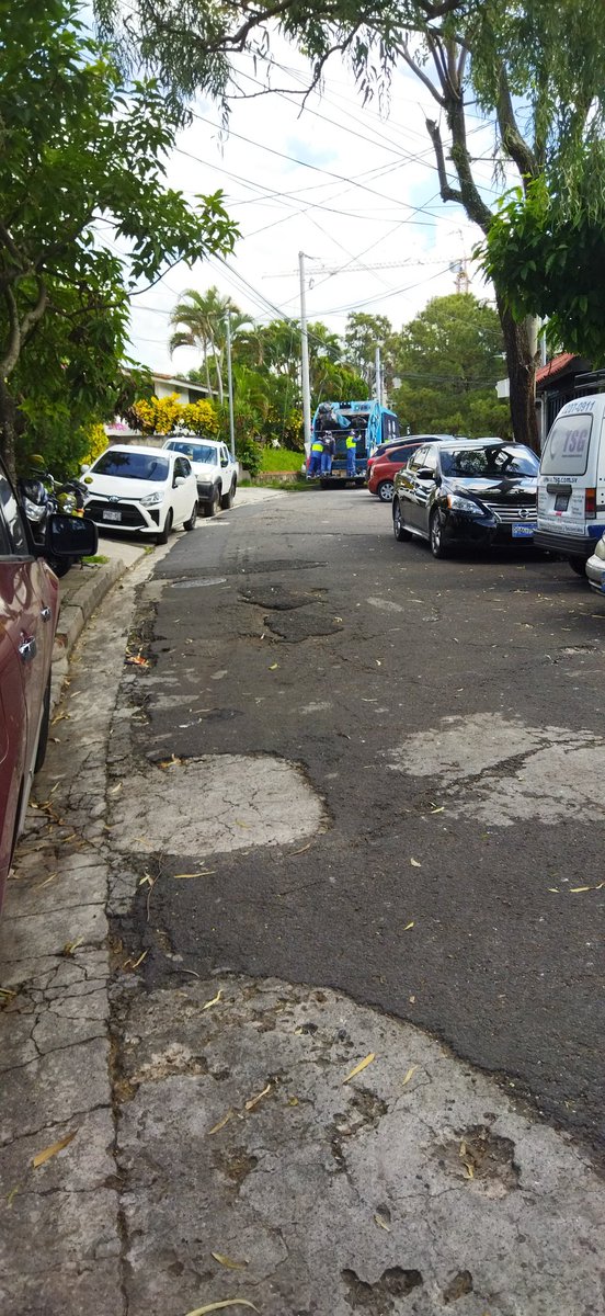 alex57chk's tweet photo. Esta es una práctica que tiene los señores recolectores de basura si no se les da $5 dólares está gente no recoge la basura esto es siempre @DesechoSolidos @alcaldia_ss https://t.co/2SBw74TwXM