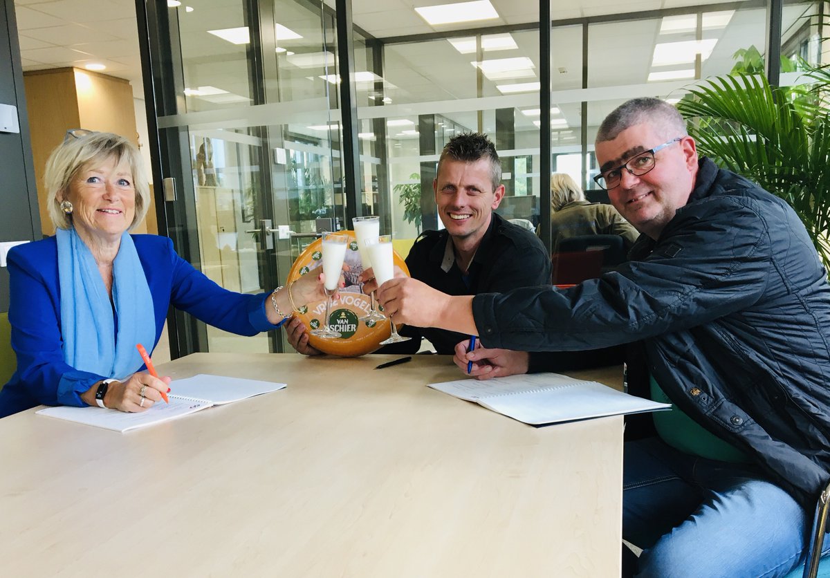 Een mooi moment voor de Zuivelcoöperatie Schiermonnikoog! Vanmiddag is het huurcontract getekend voor het oude VVV-pand in het dorpscentrum.
De boeren gaan keihard aan de slag en hopen binnenkort de deuren van de eigen zuivelwinkel 'Van Schier' op deze prachtlocatie te openen!
