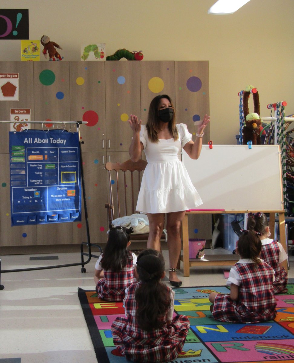 DualLanguageLA's tweet image. Last week saw the first day of DLI learning at Sacred Heart School in Downtown Los Angeles. Their TK and K classes started their journey towards bilingual learning!

#duallanguageimmersion
#catholicschools