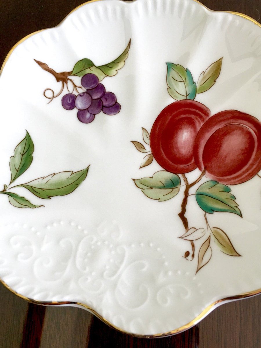 jarmgirl's tweet photo. Georgian Fruit Aynsley China Trinket Dish Scallop Edge Plate Fine Bone China Gilt Edge Handmade In England Vintage English Collectible China https://t.co/I04wkAjLYH #pindish #aynsley #bonechina #georgianfruit #collectiblechina #englishfinechina #trinketdish https://t.co/RFupPzAUVY