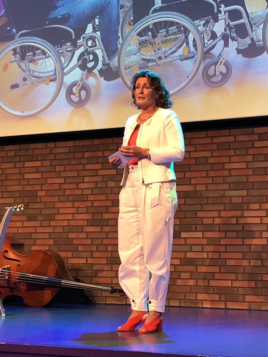 Joerivds's tweet photo. Onze nieuwe CvB-voorzitter Angelien Sanderman opent het studiejaar en stelt zich voor aan @HSLeidenNL Ze stelt ons vragen waar ze met hogeschool over in gesprek gaat. https://t.co/Fp22bV2D7v