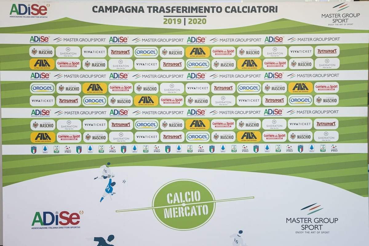 DoppioFalloRB's tweet image. Finiscono le vacanze e il calciomercato, tornano la Serie A e i ragazzi di Doppio Fallo, in live oggi pomeriggio alle 18:30 su twitch.tv/radiobarriolive e su radiobarrio.it. Con la consueta dote di cazzeggio, ci mancherebbe.