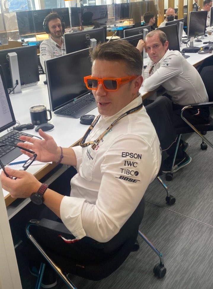 MercedesAMGF1BR's tweet photo. Todo mundo é um fã do Bono, mesmo que digam que não são fãs do Bono. 

📸: Angela Cullen https://t.co/BHQIXMYTuJ