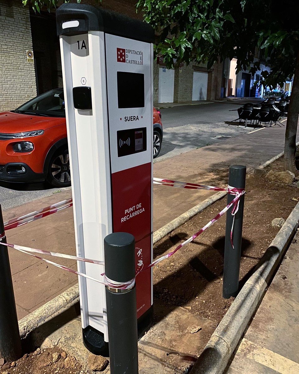 drivetruespain's tweet photo. 🔌 La administracion pública apuesta por la movilidad eléctrica instalando puntos de recarga en los municipios del interior de España.

⚡ El que aparece en la imagen se encuentra en Sueras, y ha sido instalado por la empresa @pavapark con la participación de la @dipcas. https://t.co/31kZBONm5d
