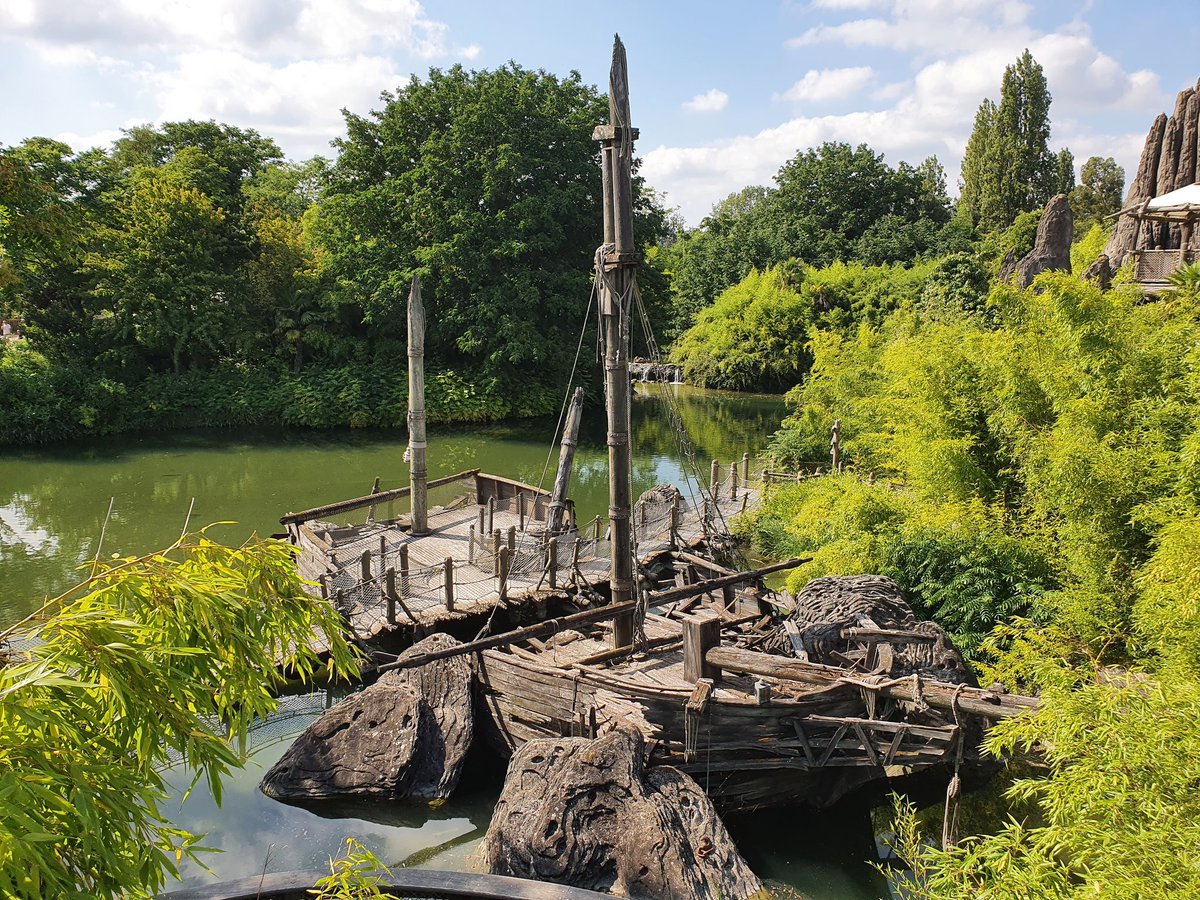 Having a stroll trough Adventureland before heading to Pirates of the Caribbean, one of our favorite darkrides!☠ <a href="/DisneylandParis/">Disneyland Paris</a> #DisneylandParis