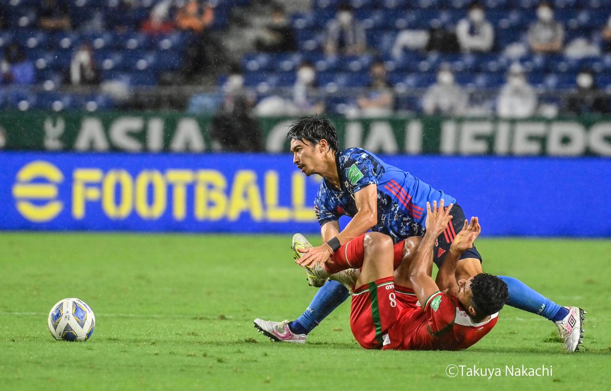 城とサッカーの編集者兼記者兼カメラマン 双葉社 V Twitter 本日はw杯予選の日本代表ーオマーン代表を撮影 猛烈な雨の中で 残念ながら日本は黒星スタートになってしまいました １枚目 得点を喜ぶオマーンの選手 ２枚目 長友佑都選手のハンドかと思われた
