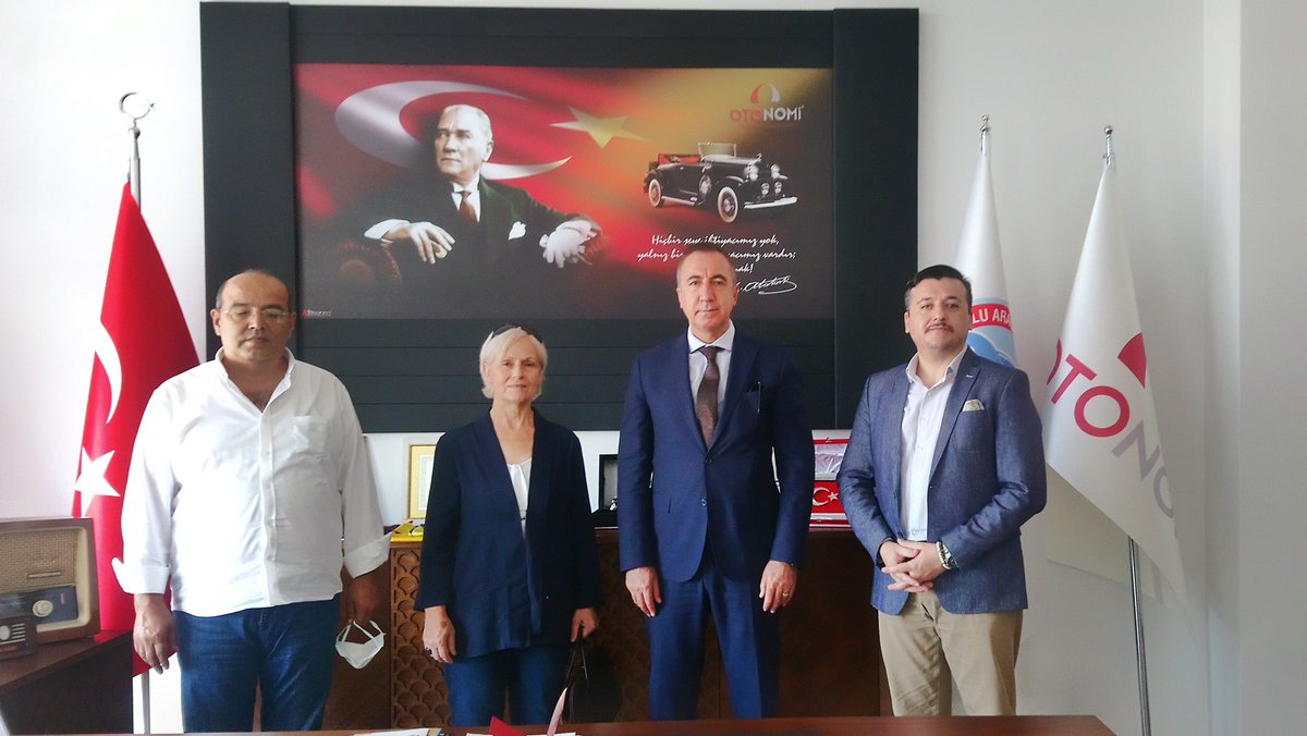 Motorlu araç ticareti sektörünün çatı kuruluşu olan ve saygın çalışmalarla sektörü ve mensuplarını geliştiren MASFED’i ziyaretimizde <a href="/masfed2010/">Motorlu Araç Satıcıları Federasyonu</a> Başkanı Sn. Aydın ERKOÇ ile ikinci el otomobil ithalatı konusunu istişare etme fırsatımız oldu. Misafirperverlikleri için müteşekkiriz.