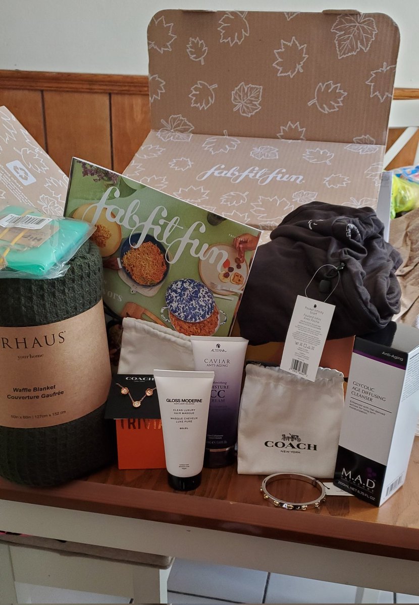 uhleashyuh's tweet image. I think this is my favorite box ever and I have been aa annual member since 2017!! @FabFitFun ! 2 @Coach items and an @Arhaus blanket. #fall #fabfitfunfallbox