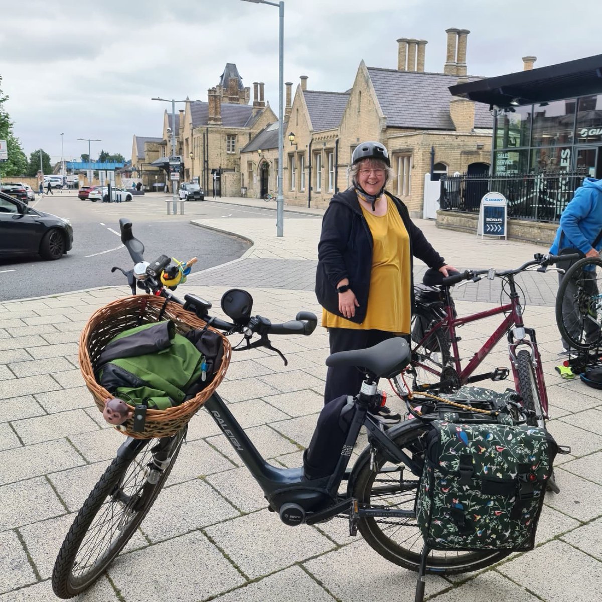Melaniecycles's tweet photo. The first of the @LovetoRide_ #CycleSeptember https://t.co/g4d6gNq5WN free guided rides along commute routes was a fab one out to get bikes #securitymarked by the fab PCSO duo from @LincsPolice beside the @EastMidRailway Cyclehub & station @GiantLincoln store :) more rides coming https://t.co/rtQxshUBHw