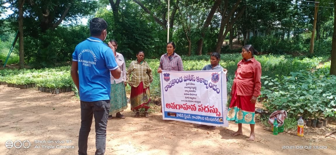 MalkajgiriCop's tweet photo. #RachakondaPolice #KalaBrundham conducted an #awareness program on the importance of #Dial100, demerits of #ChildMarriage &amp; #ChildLabor at Agapally, Kagajghat under the limits of @ManchalPS &amp; #Kappad of @IbrahimpatnamPS  limits.
@TelanganaDGP @TelanganaCOPs @hydcitypolice https://t.co/dhEke3Pl2x