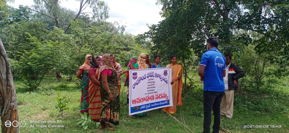 MalkajgiriCop's tweet photo. #RachakondaPolice #KalaBrundham conducted an #awareness program on the importance of #Dial100, demerits of #ChildMarriage &amp; #ChildLabor at Agapally, Kagajghat under the limits of @ManchalPS &amp; #Kappad of @IbrahimpatnamPS  limits.
@TelanganaDGP @TelanganaCOPs @hydcitypolice https://t.co/dhEke3Pl2x