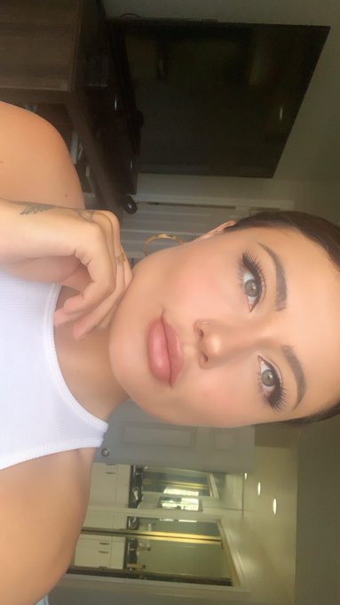 Goodmorning! here’s my face ✨ https://t.co/4q0piGC3La