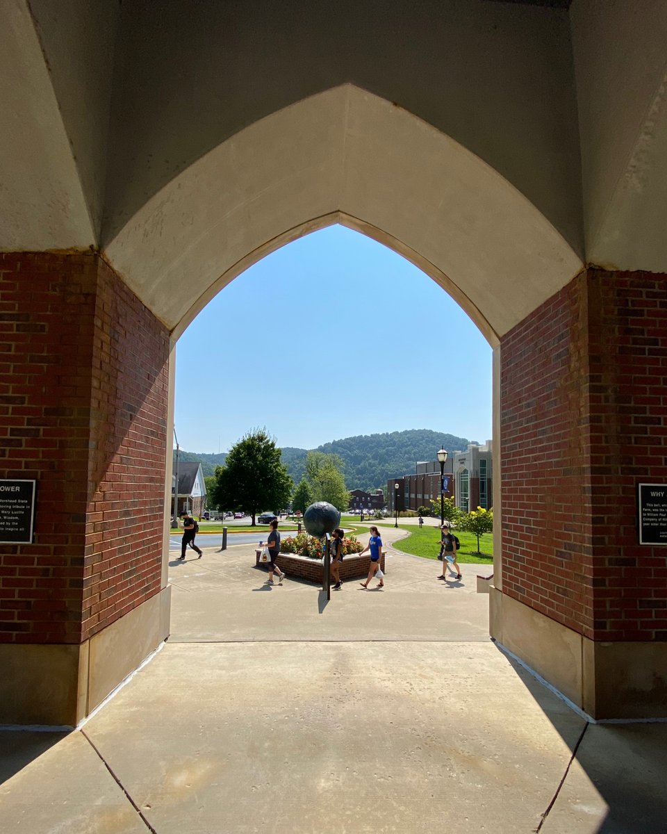 moreheadstate's tweet photo. We're headed to class and the trees are forming hints of gold. Can you believe summer is almost behind us?

September 😍 https://t.co/ItPJnJ1WSP