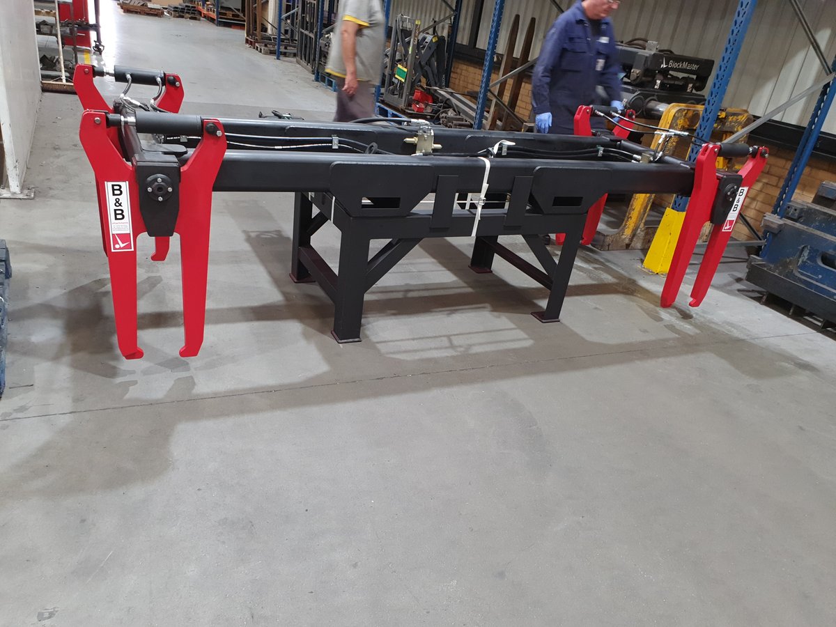 bbattachments's tweet image. The #mesh grab #attachment consists of four pincers which slot between the apertures, enabling the operator to handle bundles of the steel reinforcing mesh in one single lift #efficienthandlingbydesign